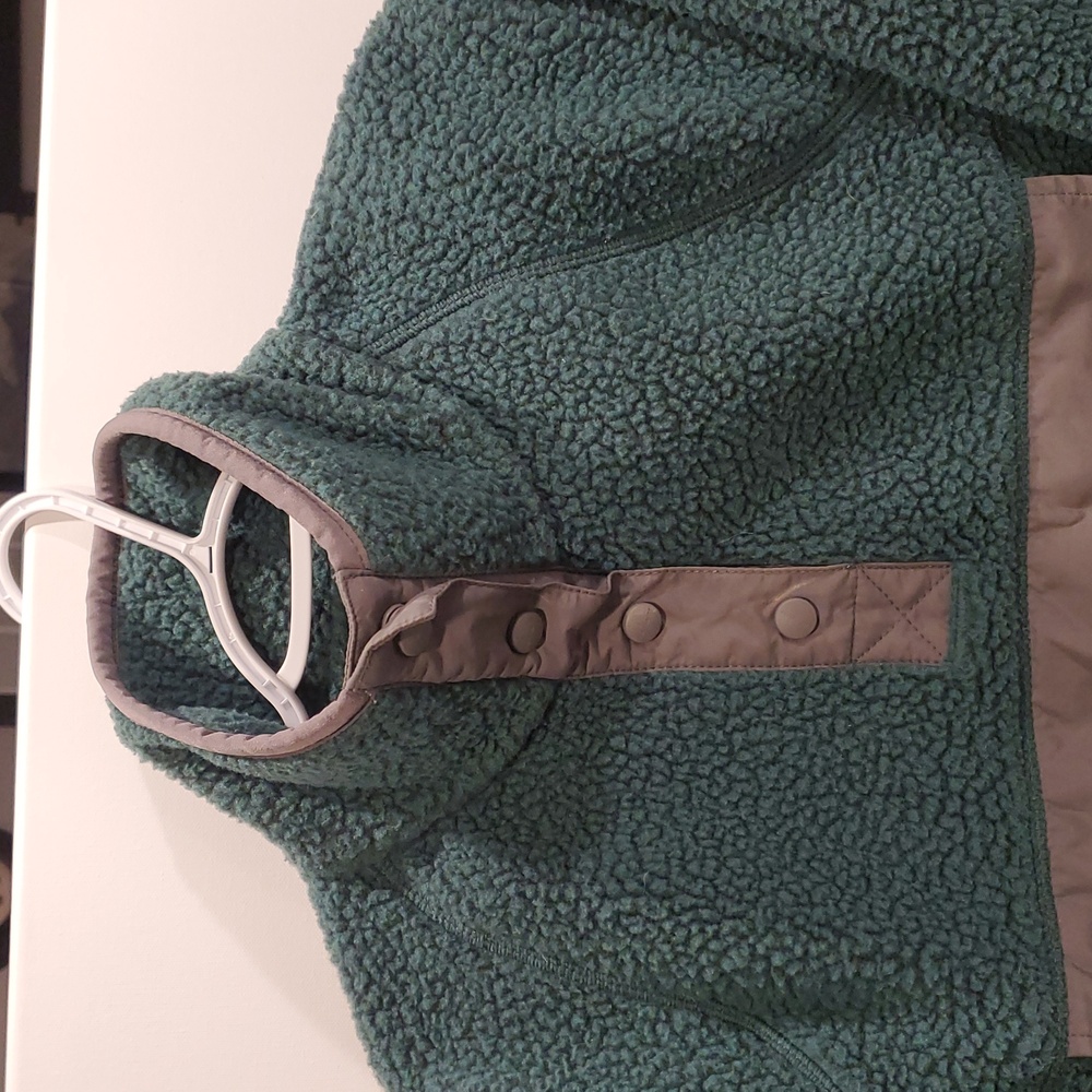 Carhartt Model # OJ4991-W Women's Small Green Sherpa Pullover. - Picture 14 of 16